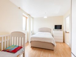 Specious two double bedroom flat for rent in Bethnal Green, E2, London two bathrooms large open plan living room and kitchen secured and gates private development. With local parks, schools nursery. Very central location, walking distance to Bethnal Green Underground and Stepney Green underground stations. ...