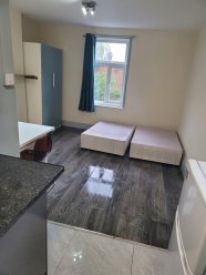 Nice studio flat for couple in Cricklewood! Professional or students are welcome. £1200 per month plus bills (electricity). One month deposit. Please contact on WhatsApp and I will send you a video of the flat.