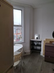 Место в комнате на East Ham. Коната на два человека , есть холодилник и умывалник, 4 шкафа. Цена 400 £ , депозит две нидели. image 0