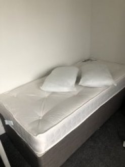 Продам односпальную новую кровать с новым матрасом и двумя новыми подушками