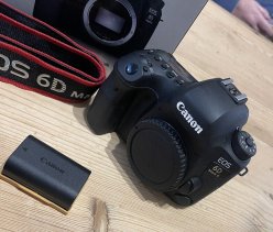 Продаётся практически новая профессиональная полноформатная зеркальная камера (фотоаппарат) Canon 6D Mark II в отличном косметическом и безукоризненно работающем состоянии с оригинальной коробкой, ремнём, батареей, зарядным устройством и шнуром. ...
