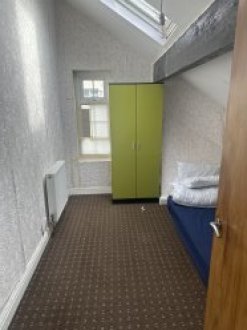Double room for rent in Huddersfield, close to the city center
