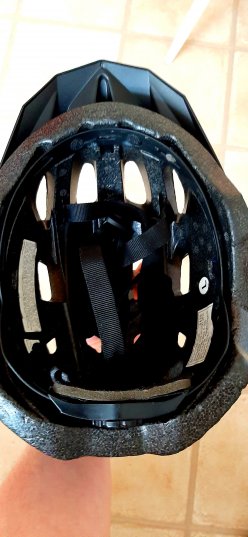 Продам оригинальный велосипедный шлем, с козырьком и регулируемым креплением, бренда RiDGE. Подарите себе и своим близким безопасность в любых непредсказуемых ситуациях. Нейтральный цвет, который подойдет любому человеку. Размер L.