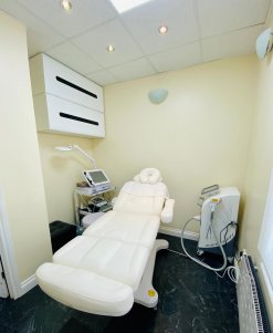Beauty room for rent in Central London. House of Hair salon looking for Beauty therapist who wants to growth their business and bring it to the heart of London City to where their clients are .We have a latest Laser, HIFU and Vein removal machines by 3DLipo brand. Amazing opportunity in beauty business!