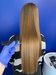 Кератиновое выпрямление волос Кератиновое выпрямление имеет ряд преимуществ для прядей: -может сократить время сушки феном в два раза - предотвращает пушистость во влажной среде - разглаживает кутикулу волос - волосы не так легко спутываются - придает сияющий блеск Кератин отлично подходит для тех, у кого вьющиеся волос ... image 1
