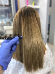 Кератиновое выпрямление волос Кератиновое выпрямление имеет ряд преимуществ для прядей: -может сократить время сушки феном в два раза - предотвращает пушистость во влажной среде - разглаживает кутикулу волос - волосы не так легко спутываются - придает сияющий блеск Кератин отлично подходит для тех, у кого вьющиеся волос ... image 2