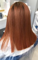 Кератиновое выпрямление волос Кератиновое выпрямление имеет ряд преимуществ для прядей: -может сократить время сушки феном в два раза - предотвращает пушистость во влажной среде - разглаживает кутикулу волос - волосы не так легко спутываются - придает сияющий блеск Кератин отлично подходит для тех, у кого вьющиеся волос ... image 3