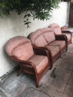 Продаётся мягкий диван и два мягких кресла для сада