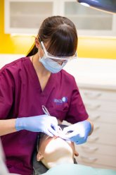 В современной клинике Denta Clinic, наши опытные и квалифицированные стоматологи предоставляют высококачественное лечение зубов: хирургические процедуры, гигиену, зубные имплантаты, косметическую и ортодонтическую помощь, в приятной и спокойной обстановке. image 3