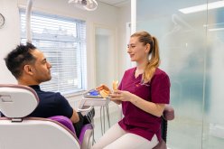В современной клинике Denta Clinic, наши опытные и квалифицированные стоматологи предоставляют высококачественное лечение зубов: хирургические процедуры, гигиену, зубные имплантаты, косметическую и ортодонтическую помощь, в приятной и спокойной обстановке. image 7