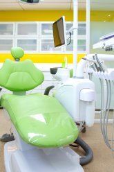 В современной клинике Denta Clinic, наши опытные и квалифицированные стоматологи предоставляют высококачественное лечение зубов: хирургические процедуры, гигиену, зубные имплантаты, косметическую и ортодонтическую помощь, в приятной и спокойной обстановке. image 8