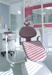 В современной клинике Denta Clinic, наши опытные и квалифицированные стоматологи предоставляют высококачественное лечение зубов: хирургические процедуры, гигиену, зубные имплантаты, косметическую и ортодонтическую помощь, в приятной и спокойной обстановке. image 9