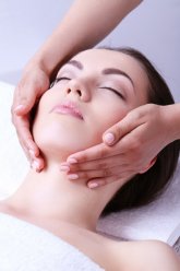 Split massage - это современная методика омоложения лица без операции, где происходит воздействие на глубокие ткани, прорабатываются не сами мышцы, а промежутки между ними (фасции). ...