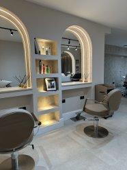 Салон премиум-класса Blanche Beauty в центре Лондона предлагает в аренду место парикмахера. Помещение оборудовано всем необходимым, с новым ремонтом и создает приятную атмосферу. Гибкие условия аренды. ... image 0