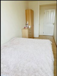 Large double room Canary Wharf (5-10 min walk away station) E14 Available from 01.04.2024 £225 pw +(deposit) Double room in a nice, bright and spacious flat. All bills are included. It is a 3 bedroom flat, 2 professionals live there. It has a big living room, separate kitchen. ...