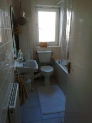Сдается очень просторная светлая комната в два окна для одного спокойного порядочного чистоплотного человека в 3 зоне ( East Ham ). Полностью меблирована. Кухню, ванную комнату и два туалета делить с двумя соседями. Остановка автобуса прямо перед домом. Все счета включены. £700 в месяц. Депозит - две недели.