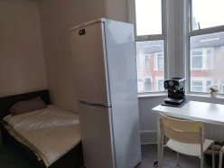 Место в комнате на East Ham. Коната на два человека , есть холодилник и умывалник, 4 шкафа. Цена 400 £ , депозит две нидели.