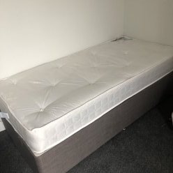 Продам односпальную новую кровать с новым матрасом и двумя новыми подушками image 1