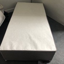 Продам односпальную новую кровать с новым матрасом и двумя новыми подушками image 2