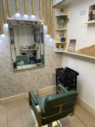 В салоне красоты сдается кресло, которое подойдет для парикмахера, колориста, специалиста по наращиванию волос, визажиста. Гибкие условия аренды £50 (день) Салон находится в центре Лондона E28HT, 27 Waterson Street.
