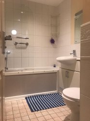 На юго-западе Лондона TW7 6TH, сдаётся небольшая, но чистая, уютная single комната в районе Isleworth. В радиусе не более 1-2 километров от дома находятся районы Twickenham, Richmond, Brentford, Hounslow. Также рядом находится Kew Gardens & Syon Park. В доме 4 ванные комнаты. ... image 9