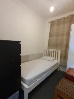 Small double room в Hounslow Central Рядом метро и high street. Single person only. £140 pw only