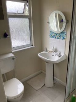 Сдаётся большая комната с отдельной ванной и туалетом, район borehamwood wd6 1bp в 5 минутах от станции . 809 на одного человека или 1000 на двоих. Дом с садом . image 4