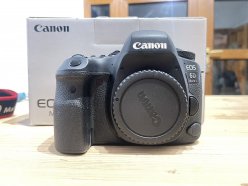 Продаётся практически новая профессиональная полноформатная зеркальная камера (фотоаппарат) Canon 6D Mark II в отличном косметическом и безукоризненно работающем состоянии с оригинальной коробкой, ремнём, батареей, зарядным устройством и шнуром. ...